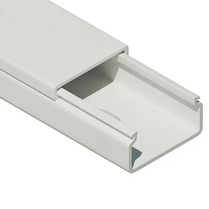 Kabelkanal - L x B x H: 2 m x 30 mm x 15 mm, Weiß - Nahaufnahme einer weißen Kabelkanalabdeckung, die die saubere Kabelführung für elektronische Geräte hervorhebt.