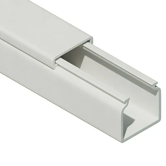 Kabelkanal - L x B x H: 2 m x 18 mm x 18 mm, Weiß - Nahaufnahme eines weißen Kabelkanals mit abnehmbarem Deckel auf schwarzem Hintergrund. Ideal zur Kabelführung und zum Schutz.