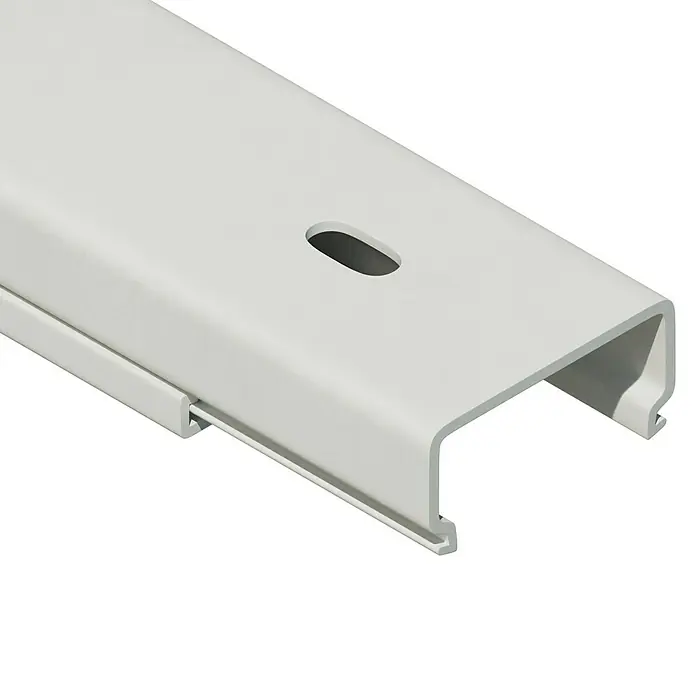 Kabelkanal - L x B x H: 2 m x 30 mm x 15 mm, Weiß - Nahaufnahme einer weißen Kabelkanalabdeckung mit einem Schlitz in der Oberfläche, die saubere Kabelführungslösungen bietet.
