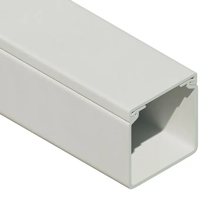 Kabelkanal - L x B x H: 2 m x 30 mm x 30 mm, Weiß - Das Bild zeigt ein Installationskanal aus Kunststoff in Grau, der zur Verlegung von Kabeln und Leitungen dient.