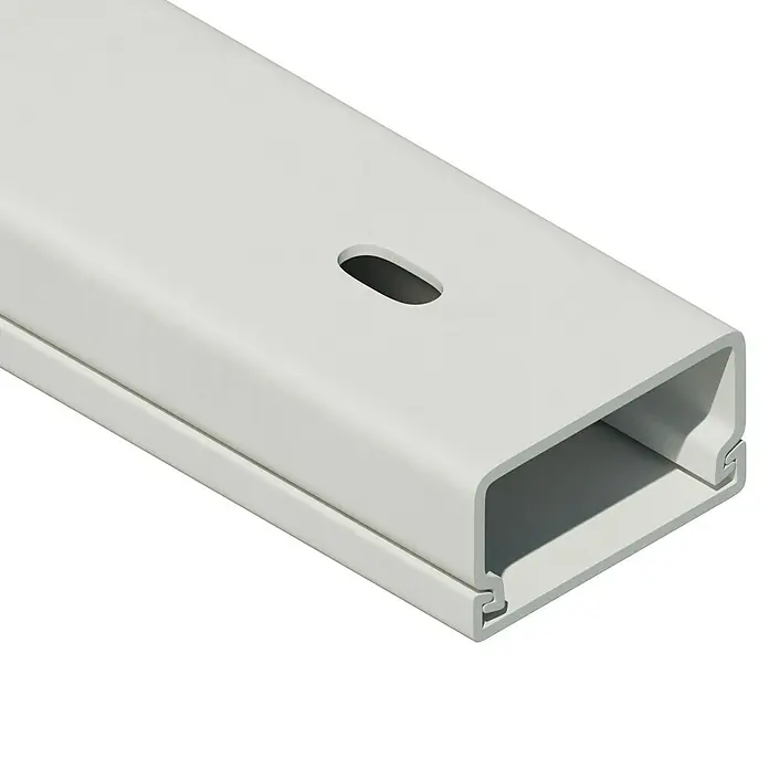 Kabelkanal - L x B x H: 2 m x 30 mm x 15 mm, Weiß - Nahaufnahme einer weißen Kabelkanalabdeckung mit einem ovalen Loch in einer dunklen Umgebung, die die Installation von Kabeln erleichtert.