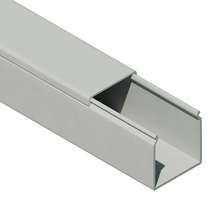 OBO Kabelkanal - 2 m x 30 mm x 30 mm, Lichtgrau - Bild einer weißen Kabelkanalabdeckung, die für die Organisation und den Schutz von Kabeln in verschiedenen Umgebungen entwickelt wurde.
