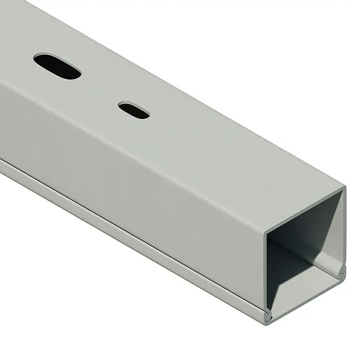 OBO Kabelkanal - 2 m x 30 mm x 30 mm, Lichtgrau - Nahaufnahme eines grauen Kabelkanals mit rechteckigem Querschnitt und Schlitzen auf schwarzem Hintergrund.