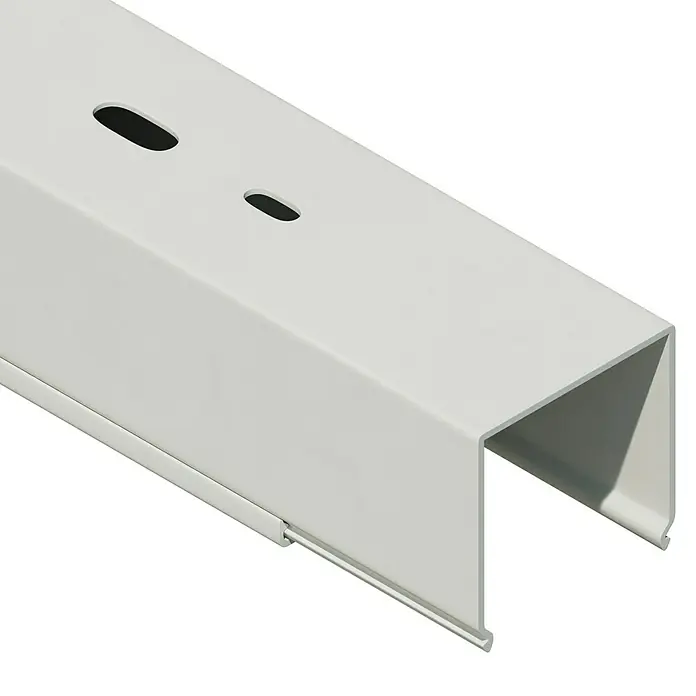 OBO Kabelkanal - 2 m x 40 mm x 40 mm, Reinweiß - Detailaufnahme eines weißen Kabelkanals aus Kunststoff mit zwei Löchern und einer U-förmigen Öffnung. Ideal für die Kabelführung.