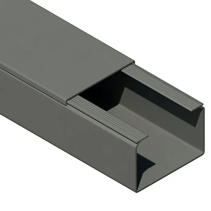 Kabelkanal - L x B x H: 2 m x 60 mm x 40 mm, Grau - Eine Nahaufnahme eines grauen Kabelkanals mit einem abnehmbaren Deckel, der einen Einblick in das Innere des Kanals ermöglicht.