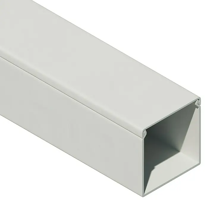 OBO Kabelkanal - 2 m x 40 mm x 40 mm, Reinweiß - Nahaufnahme eines weißen, rechteckigen Kabelkanals. Ideal für die ordentliche und sichere Kabelführung in Wohn- und Arbeitsbereichen.