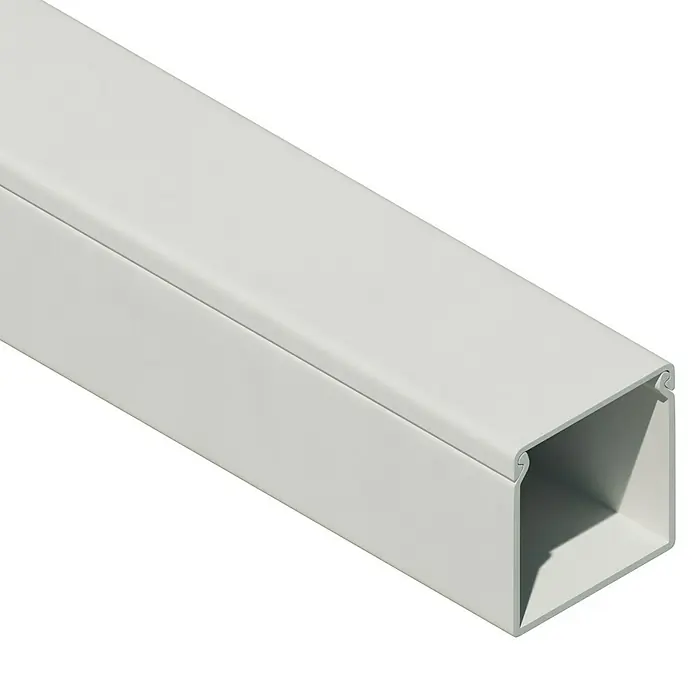 OBO Kabelkanal - 2 m x 30 mm x 30 mm, Reinweiß - Nahaufnahme einer weißen Kabelkanalabdeckung. Ideal für die Organisation und den Schutz von Kabeln in Wohn- und Geschäftsräumen.