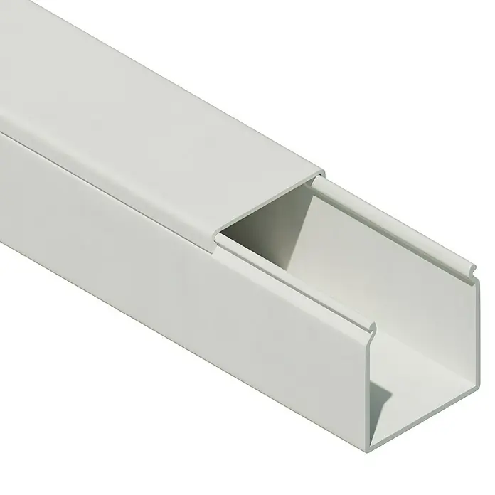 OBO Kabelkanal - 2 m x 30 mm x 30 mm, Reinweiß - Ein weißer Kabelkanal mit abnehmbarem Deckel, ideal für die ordentliche und sichere Kabelführung in Innenräumen. Die Bauweise ermöglicht eine einfache Installation.