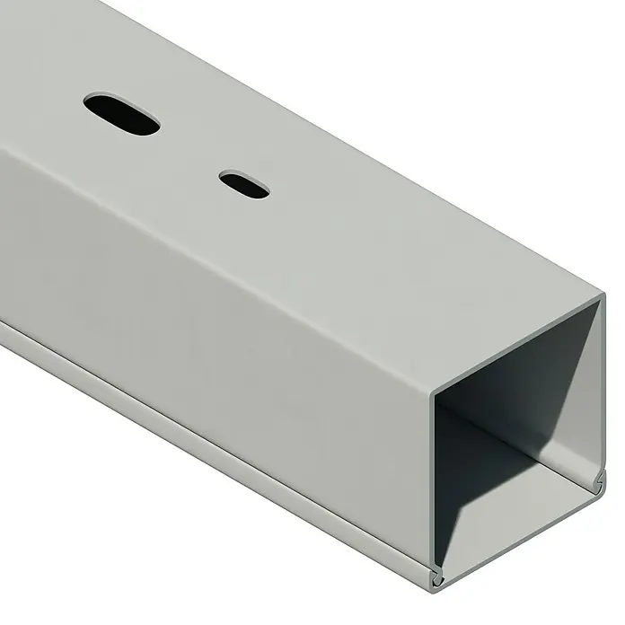 OBO Kabelkanal - 2 m x 40 mm x 40 mm, Lichtgrau - Nahaufnahme eines grauen, rechteckigen Kabelkanals mit Schlitzen. Ideal für die ordentliche Kabelführung und Installation in verschiedenen Umgebungen.