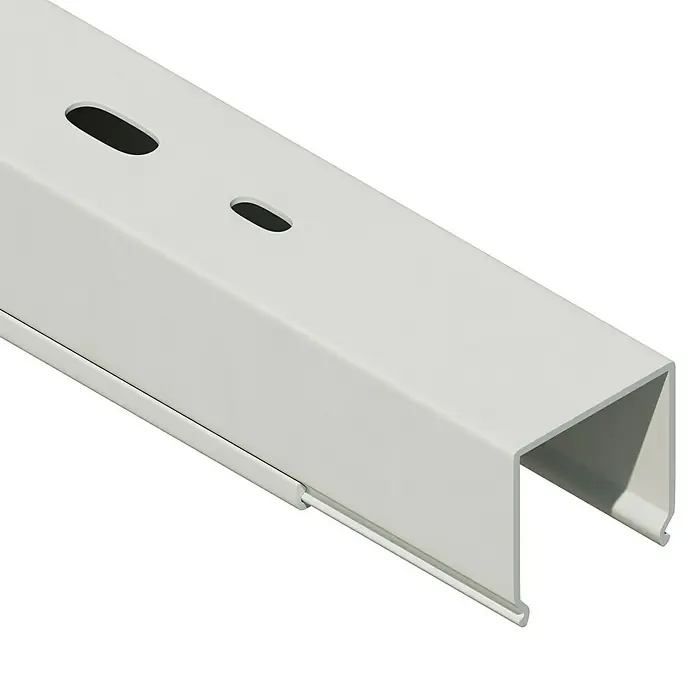 OBO Kabelkanal - 2 m x 30 mm x 30 mm, Reinweiß - Nahaufnahme einer weißen Kabelrinne mit ovalen Aussparungen, ideal für die sichere und ordentliche Kabelführung in Innenräumen.