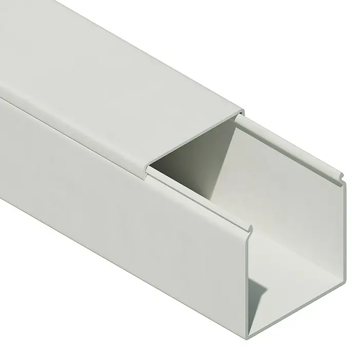 OBO Kabelkanal - 2 m x 40 mm x 40 mm, Reinweiß - Detailaufnahme einer weißen Kabelkanal-Abdeckung, die sich ideal für die organisierte Kabelführung im Innenbereich eignet.