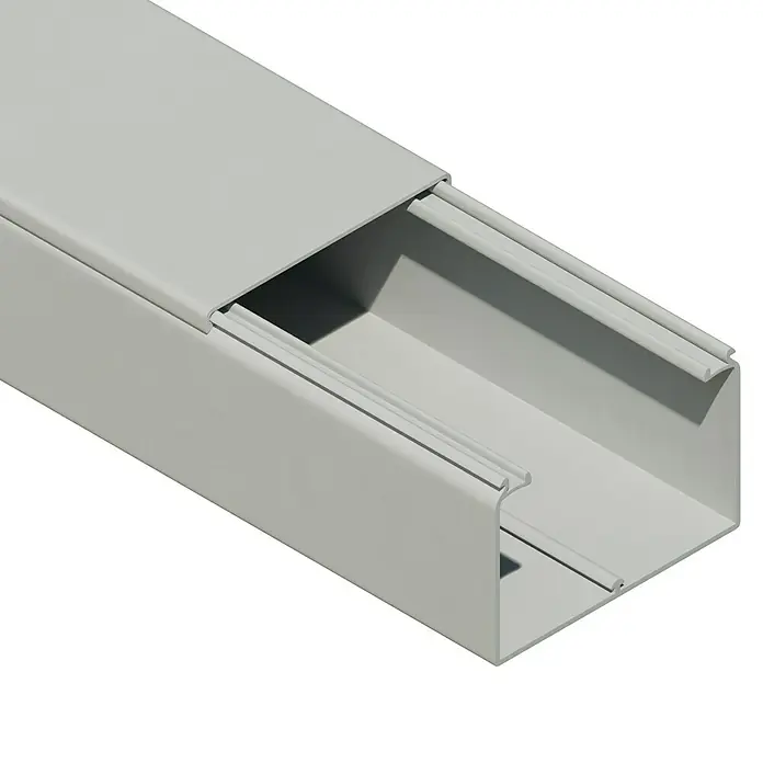 OBO Kabelkanal - 2 m x 60 mm x 40 mm, Lichtgrau - Eine weiße Kabelrinne mit Deckel, ideal zur ordentlichen Kabelführung im Innenbereich, auf schwarzem Hintergrund.