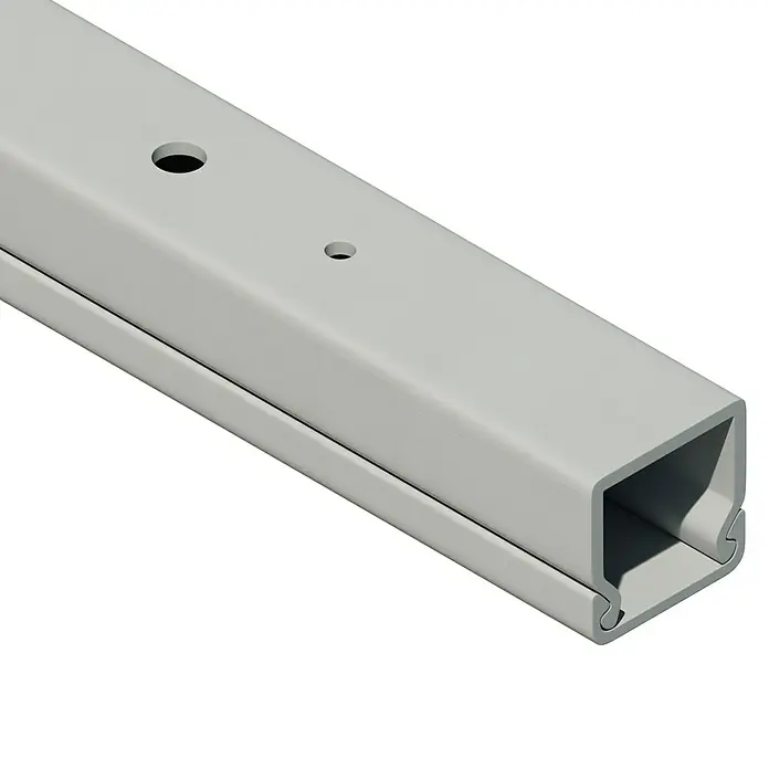 OBO Kabelkanal - 2 m x 15 mm x 15 mm, Lichtgrau - Detailaufnahme einer grauen C-Profil-Schiene mit Löchern, verwendet für vielseitige Montage- und Befestigungszwecke in verschiedenen Anwendungen.