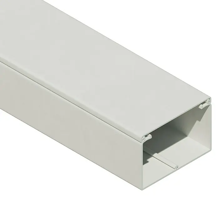 OBO Kabelkanal - 2 m x 60 mm x 40 mm, Reinweiß - Nahaufnahme eines weißen Kabelkanals, der eine saubere und organisierte Kabelführungslösung für verschiedene Anwendungen bietet.