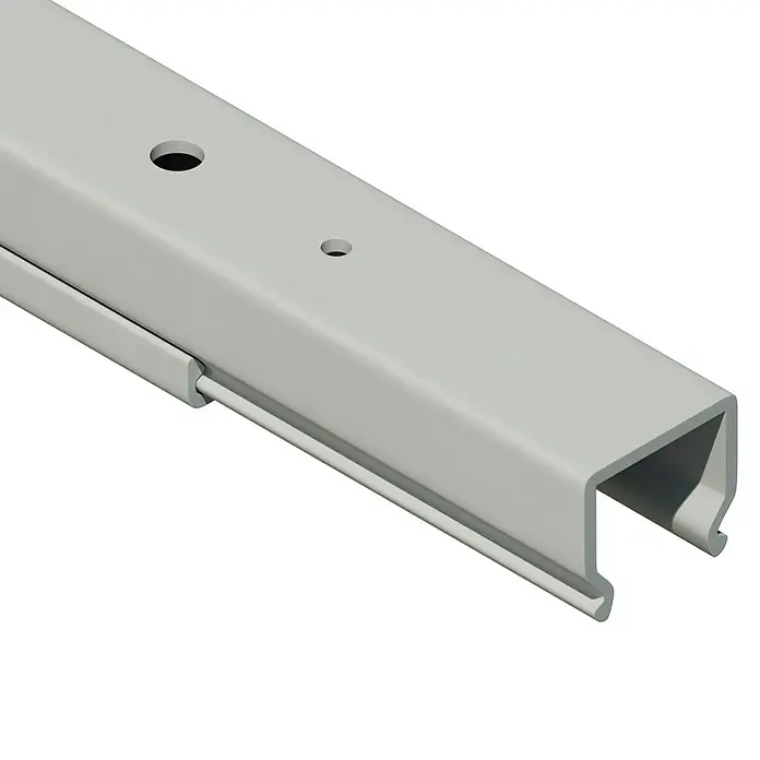 OBO Kabelkanal - 2 m x 15 mm x 15 mm, Lichtgrau - Nahaufnahme einer grauen C-Schiene, einem vielseitigen Befestigungselement mit Löchern und Nut für verschiedene Anwendungen im Bau und in der Industrie.