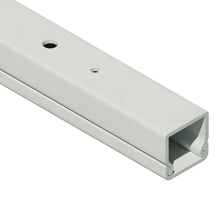 OBO Kabelkanal - 2 m x 15 mm x 15 mm, Reinweiß - Nahaufnahme eines weißen, rechteckigen Installationskanals mit zwei Löchern auf schwarzem Hintergrund.