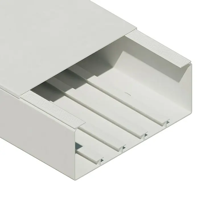 Kabelkanal - L x B x H: 2 m x 150 mm x 60 mm, Weiß - Nahaufnahme einer weißen Kabelkanal-Installation mit Deckel und Trennwänden. Geeignet zur Organisation von Kabeln.