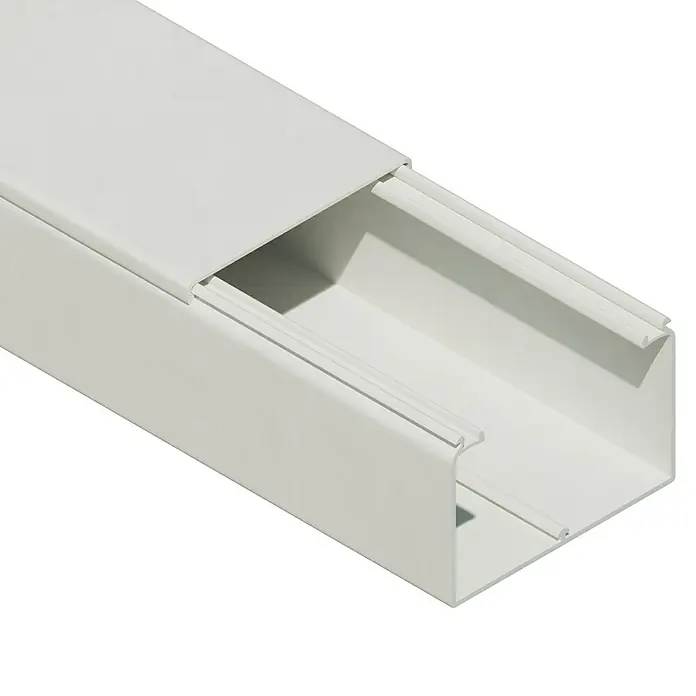 OBO Kabelkanal - 2 m x 60 mm x 40 mm, Reinweiß - Eine weiße Kabelkanal-Abdeckung, die teilweise geöffnet ist, um das Innere zu zeigen. Ideal für die diskrete Kabelführung in Innenräumen.