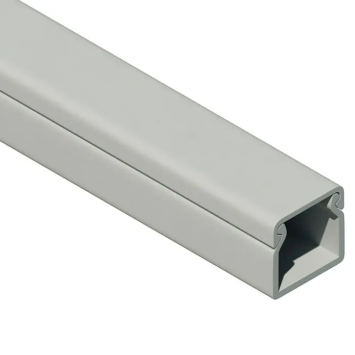 OBO Kabelkanal - 2 m x 15 mm x 15 mm, Lichtgrau - Nahaufnahme einer grauen Kabelkanal-Abdeckung. Ideal zur diskreten Verlegung von Kabeln und Leitungen im Innenbereich.