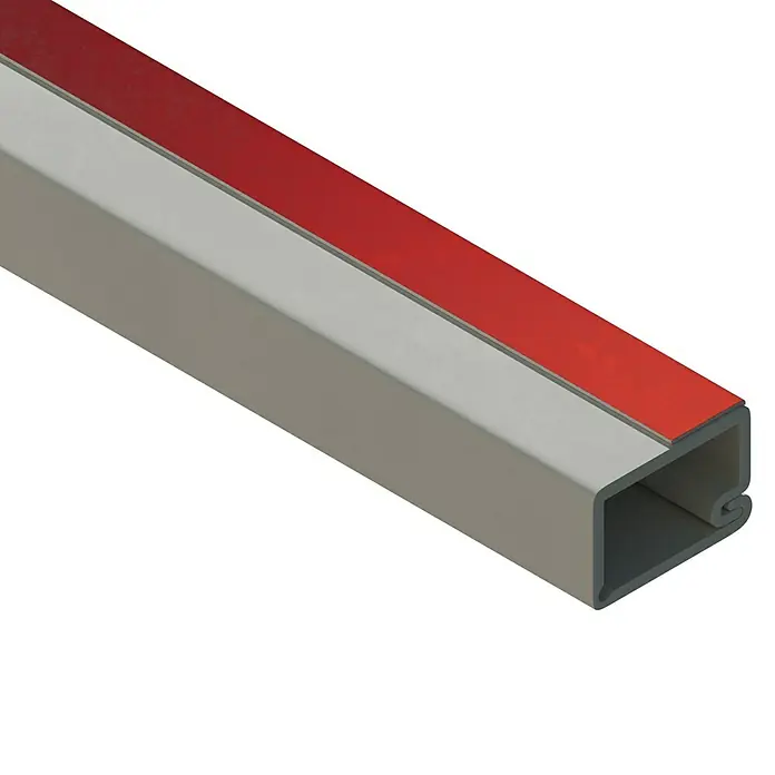 Mini-Kabelkanal - 2 m x 15 mm x 10 mm, Weiß, Mit Schaumklebeband 6mm - Nahaufnahme eines silbernen Profils mit rotem Akzent auf schwarzem Hintergrund, das Design und Funktionalität vereint.