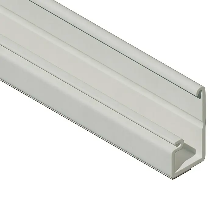 Mini-Kabelkanal - 2 m x 10 mm x 10 mm, Weiß, Mit Schaumklebeband 6mm - Ein isoliertes Bild einer weißen Kabelkanal-Abdeckung, die eine ordentliche und verdeckte Kabelführung ermöglicht und für einen sauberen Look sorgt.