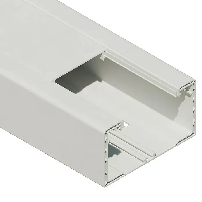 Brüstungskanal BR 70 - 2 m x 130 mm x 70 mm, Reinweiß - Nahaufnahme eines weißen Kabelkanals mit rechteckigem Ausschnitt.