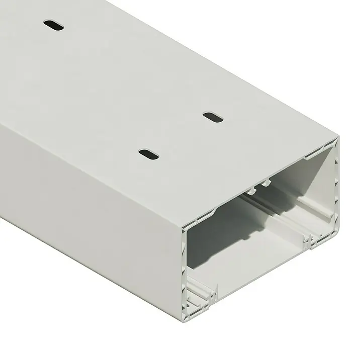 Brüstungskanal BR 70 - 2 m x 130 mm x 70 mm, Reinweiß - Nahaufnahme einer weißen Kabelrinne aus Kunststoff mit Montagebohrungen, geeignet für Elektroinstallationen und Kabelmanagement.