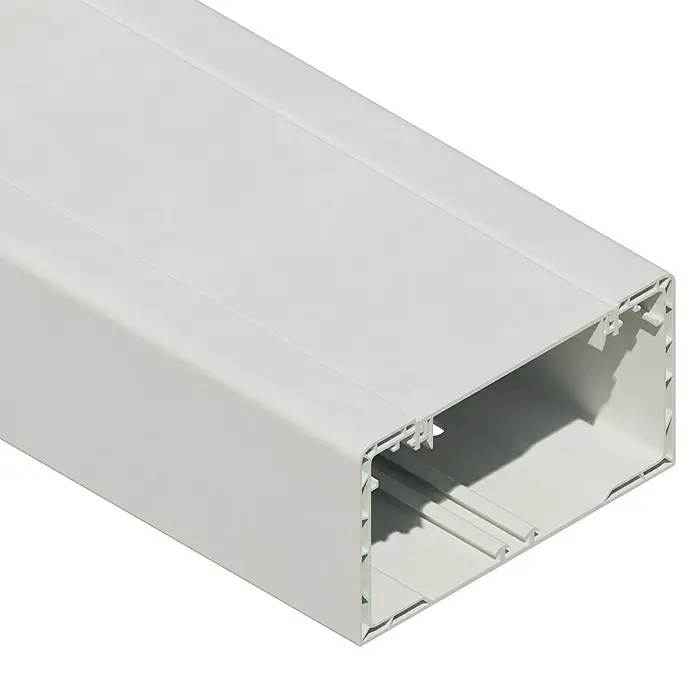 Brüstungskanal BR 70 - 2 m x 130 mm x 70 mm, Reinweiß - Nahaufnahme eines weißen Kabelkanals mit rechteckigem Querschnitt. Das Innere des Kanals ist durch zwei Stege unterteilt.