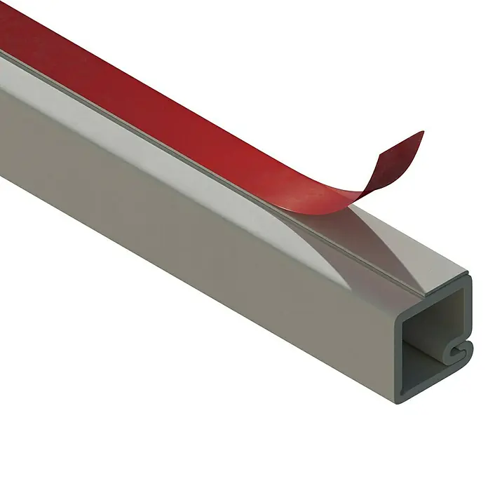 Mini-Kabelkanal - 2 m x 10 mm x 10 mm, Weiß, Mit Schaumklebeband 6mm - Nahaufnahme eines selbstklebenden Profils mit rotem Schutzstreifen, ideal für diverse Anwendungen.