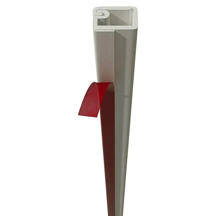 Mini-Kabelkanal - 2 m x 12 mm x 7 mm, Weiß, Mit Schaumklebeband 6mm - Das Bild zeigt eine weiße Kabelführungsschiene mit rotem Klebeband, ideal für die Organisation und das Verbergen von Kabeln im Büro oder zu Hause.