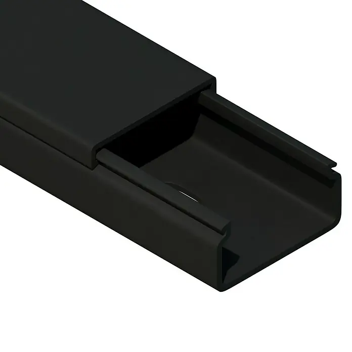 Kabelkanal - L x B x H: 2 m x 30 mm x 15 mm, Schwarz - Ein schwarzer Kabelkanal mit Deckel ist zu sehen, der für die ordentliche Kabelführung in verschiedenen Umgebungen geeignet ist.