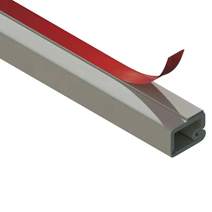 Mini-Kabelkanal2 m x 12 mm x 7 mm, Weiß, Mit Schaumklebeband 6mm - Bild eines Kabelkanals mit rotem Klebeband. Ideal zur ordentlichen Kabelführung, selbstklebend für einfache Montage.