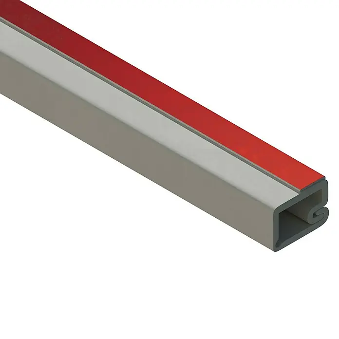 Mini-Kabelkanal2 m x 12 mm x 7 mm, Weiß, Mit Schaumklebeband 6mm - Nahaufnahme eines grauen Aluminiumprofils mit rotem Akzent, das sich ideal für moderne Designprojekte eignet.