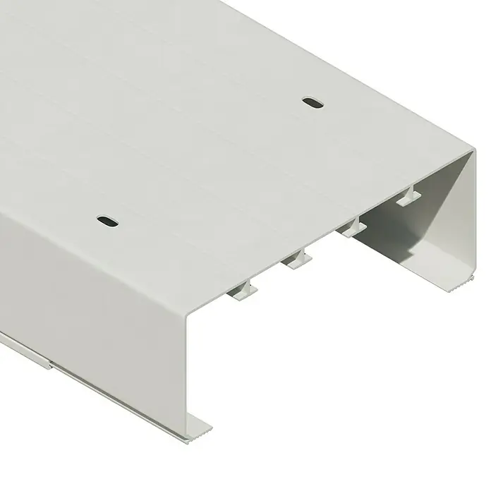 Kabelkanal - L x B x H: 2 m x 150 mm x 60 mm, Weiß - Nahaufnahme eines weißen, kastenförmigen Kabelkanals mit Befestigungselementen und Löchern auf einer schwarzen Oberfläche.