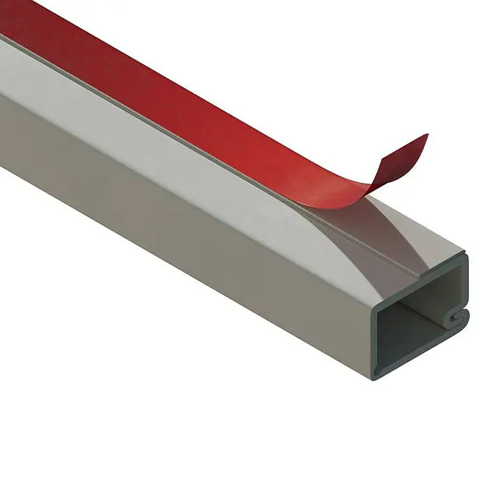 Mini-Kabelkanal - 2 m x 15 mm x 10 mm, Weiß, Mit Schaumklebeband 6mm - Ein grauer Kabelkanal mit rotem Klebeband darauf, das teilweise abgezogen ist. Der Kanal ist rechteckig und hat eine Nut.