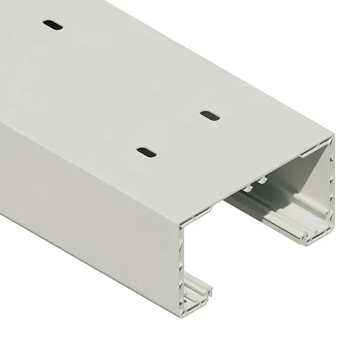 Brüstungskanal BR 70 - 2 m x 130 mm x 70 mm, Reinweiß - Das Bild zeigt eine weiße Gerüstbauschiene, die ein schlankes und modernes Design für Bauprojekte bietet und die einfache Installation und Anpassung ermöglicht.