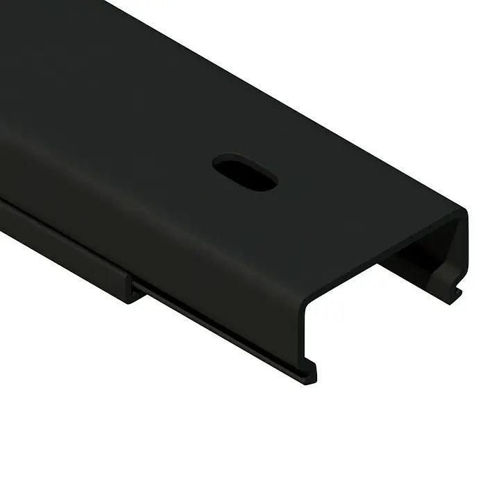 Kabelkanal - L x B x H: 2 m x 30 mm x 15 mm, Schwarz - Nahaufnahme einer schwarzen Hutschiene mit einem länglichen Loch, das Details hervorhebt.