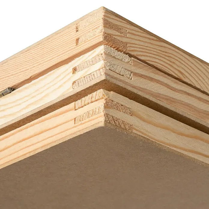 Holztapeziertisch - 295,5 x 58 x 75 cm, Holz - Detailansicht einer Holzkiste mit markanten Eckverbindungen, die die Handwerkskunst und die natürliche Maserung des Holzes hervorheben.