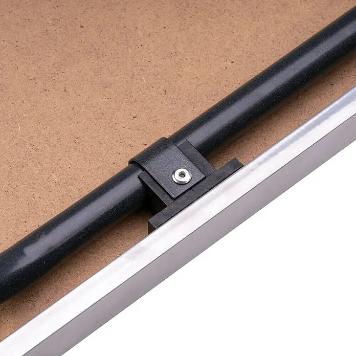 Tapeziertisch Multifunktionstisch - 300 x 60 x 73 cm, MDF laminiert - Nahaufnahme einer Befestigungsvorrichtung mit schwarzem Stab und silberner Schiene auf einer Holzoberfläche.
