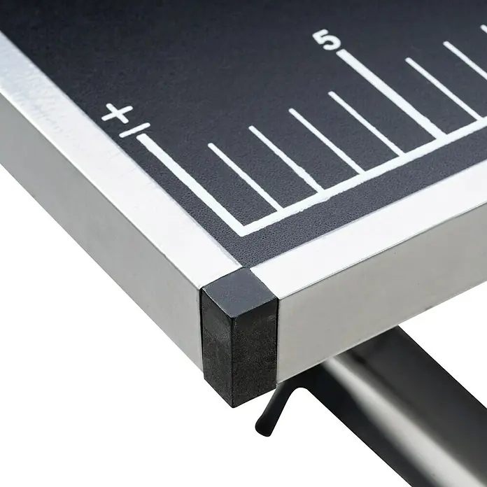 Tapeziertisch - 297 x 59,5 x 75 cm, MDF laminiert - Nahaufnahme einer Aluminiummesslehre mit schwarzer Oberfläche und weißen Markierungen zur präzisen Messung.