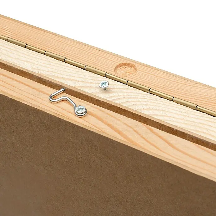 Holztapeziertisch295,5 x 58 x 75 cm, Holz - Nahaufnahme eines Holzrahmens mit Scharnier, Schraube und Drehverschluss. Präzise Verarbeitung und hochwertige Materialien.