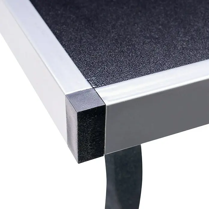 Tapeziertisch Multifunktionstisch - 300 x 60 x 73 cm, MDF laminiert - Nahaufnahme einer stabilen, rutschfesten Hundetreppe mit einer robusten, silberfarbenen Rahmenkonstruktion und einer schwarzen Trittfläche.