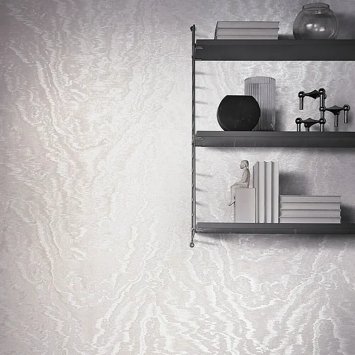Marburg Eclectic Vliestapete Moiré - Rosé-Beige, Metalloptik, 10,05 x 0,7 m - Eine Nahaufnahme eines Regals mit dekorativen Objekten vor einer gemusterten Wand. Elegante Dekoration mit Büchern und Vasen für ein stilvolles Zuhause.