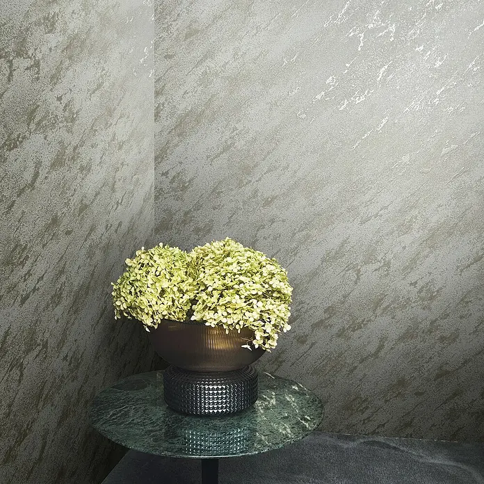 Marburg Eclectic Vliestapete Marmoroptik - Weißbeige, Steinoptik, 10,05 x 0,7 m - Nahaufnahme einer Vase mit grünen Hortensien auf einem Tisch mit Marmorplatte vor einer strukturierten Wand.