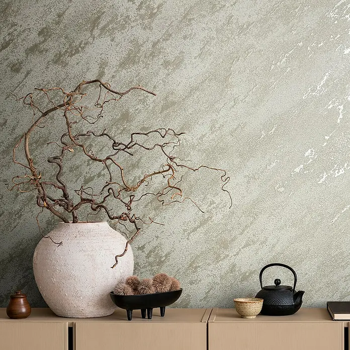 Marburg Eclectic Vliestapete Marmoroptik - Weißbeige, Steinoptik, 10,05 x 0,7 m - Dekorative Innenraumaufnahme mit Vase, Teekanne und anderen Accessoires auf einem Sideboard vor einer strukturierten Wand.