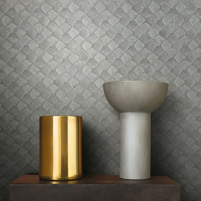 Marburg Eclectic Vliestapete Pentagonmuster - Weißbeige, Grafisch, 10,05 x 0,7 m - Nahaufnahme von dekorativen Vasen auf einem Regal vor einer strukturierten grauen Wand.