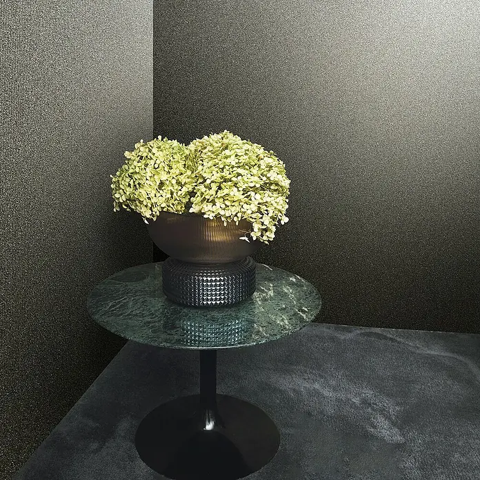 Marburg Eclectic Vliestapete - Dunkelgrau, Uni, 10,05 x 0,7 m - Elegantes Blumenarrangement in einer gerippten Vase, präsentiert auf einem edlen Marmortisch mit stilvollem Fuß.