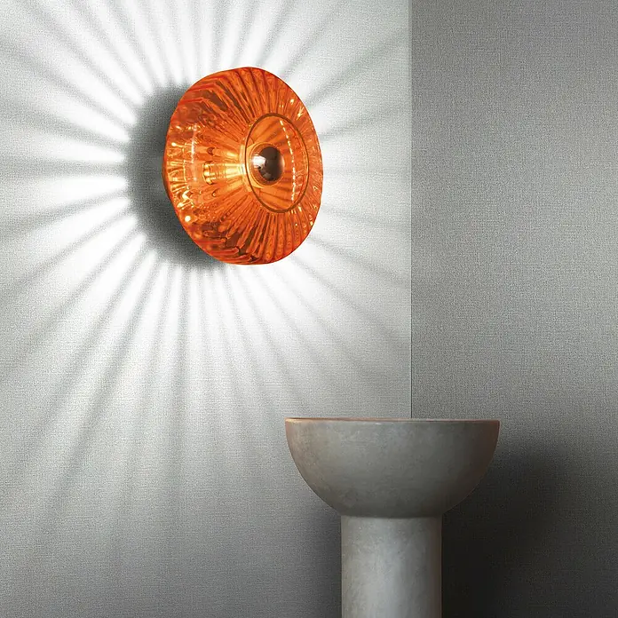 Marburg Eclectic Vliestapete - Lichtgrau, Uni, 10,05 x 0,7 m - Die orangefarbene Wandleuchte strahlt ein warmes Licht aus und erzeugt ein attraktives Sternmuster an der Wand. Sie ist ein echter Hingucker.