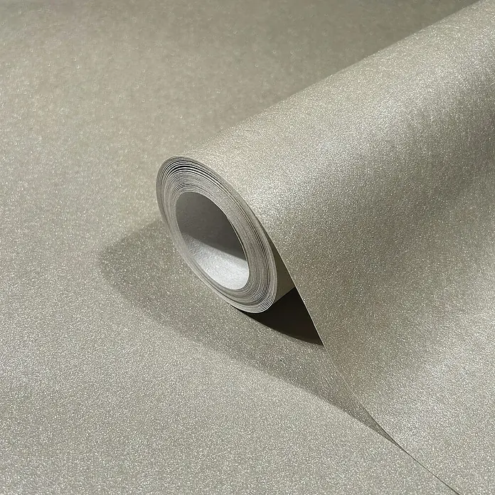Marburg Eclectic Vliestapete - Graubeige, Metalloptik, 10,05 x 0,7 m - Nahaufnahme einer Rolle strukturierten, silberfarbenen Wandpapiers mit leichter Körnung.