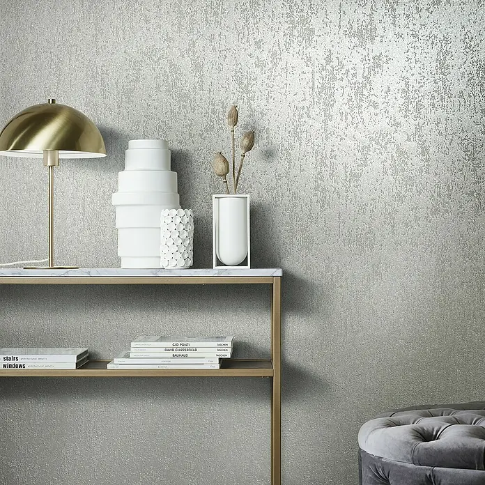 Marburg Eclectic Vliestapete Glasperlenstruktur - Grau, Metalloptik, 10,05 x 0,7 m - Nahaufnahme einer strukturierten, silberfarbenen Tapete mit zarten, schimmernden Akzenten, die eine elegante und moderne Ästhetik verleiht.